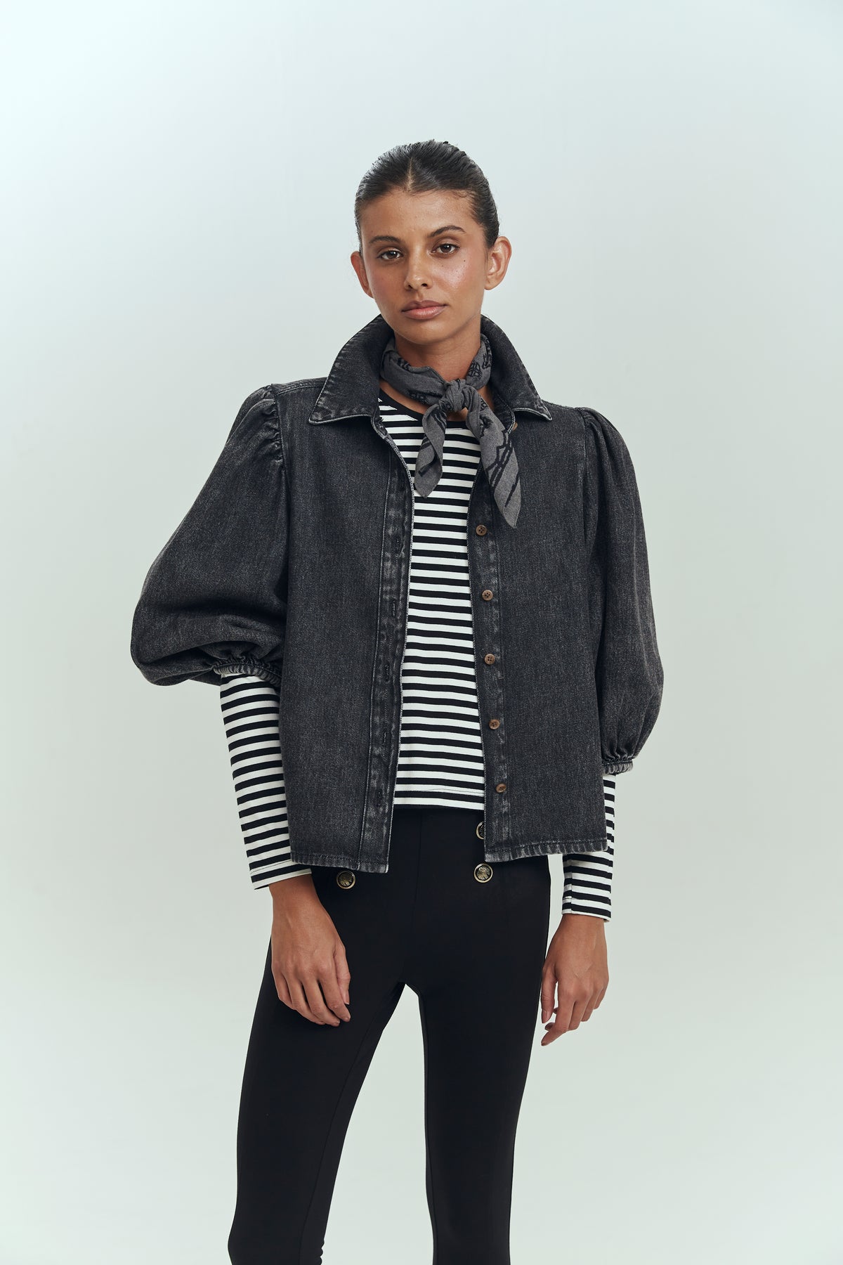 Blusa denim mujer negra manga globo versátil Brick London