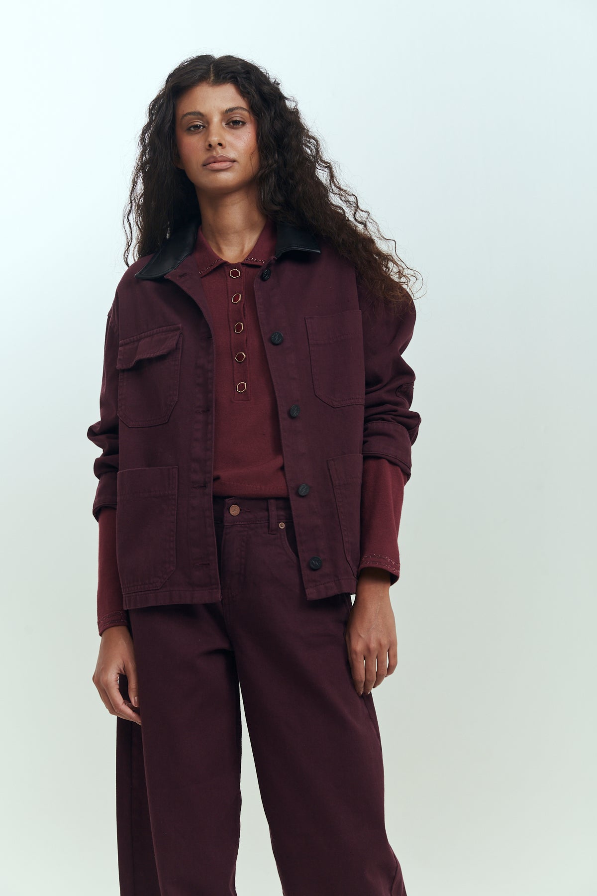 Chaqueta denim mujer burdeo cuello PU Brick London Chile