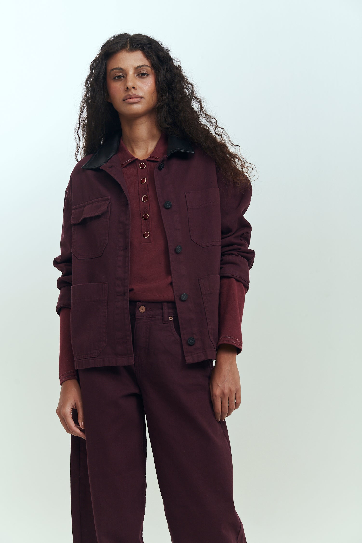 Chaqueta denim mujer burdeo cuello PU Brick London Chile