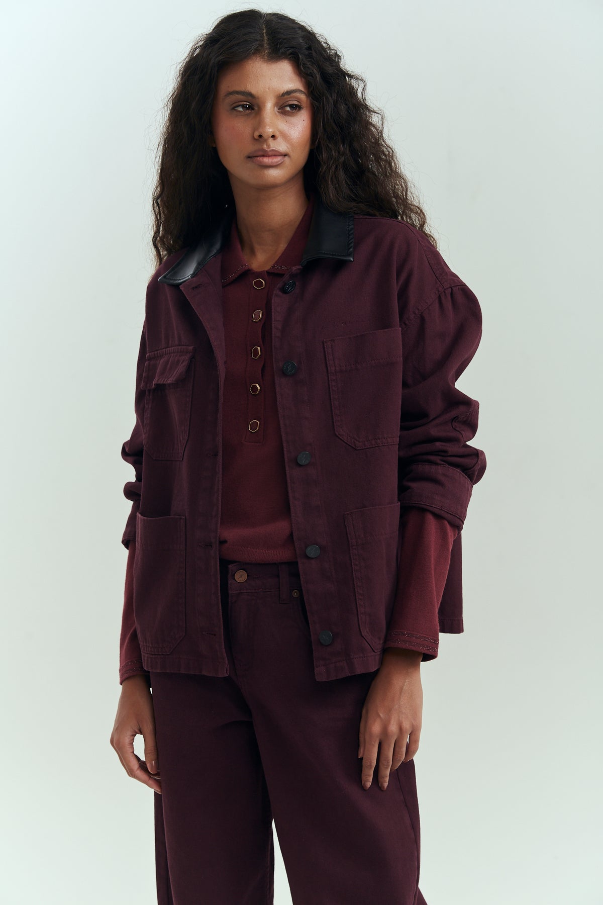 Chaqueta denim mujer burdeo cuello PU Brick London Chile