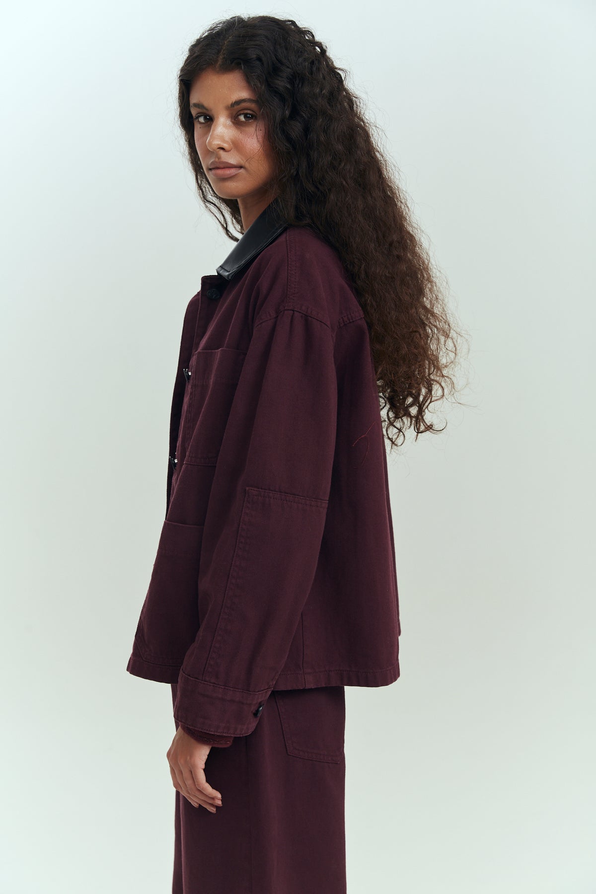 Chaqueta denim mujer burdeo cuello PU Brick London Chile