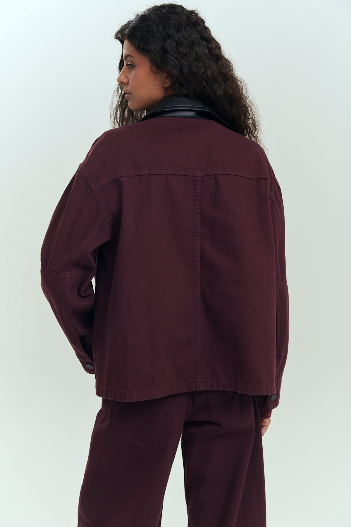 Chaqueta denim mujer burdeo cuello PU Brick London Chile
