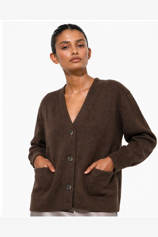 Cárdigan alpaca mujer café cuello V bolsillos hombros caídos Brick London