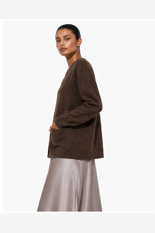 Cárdigan alpaca mujer café cuello V bolsillos hombros caídos Brick London